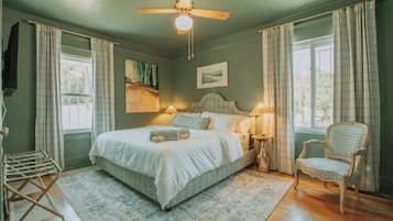 3 bedrooms, desk, iron/ironing board, travel cot