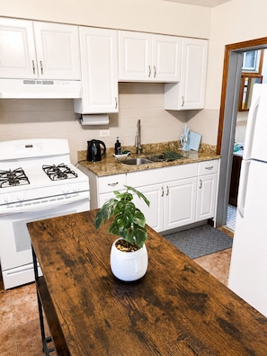 Coffee/tea maker, fridge, microwave, oven