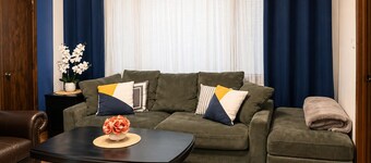 Location Jackpot! Minutes to Downtown, McCormick & Chinatown-free parking