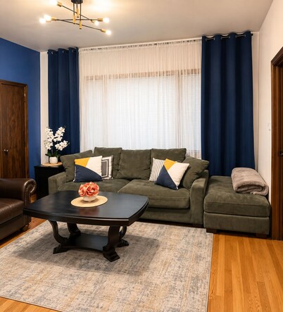 Location Jackpot! Minutes to Downtown, McCormick & Chinatown-free parking