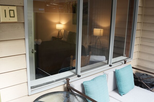 A room with a bed, two lamps, a window, and a door. - Dual Apartment (10 pax) for Group Bookings, 30 metres from the River (Margaret River)