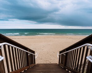 Beach - Chip's Haven at Misquamicut Beach, family-friendly cottage a block from the sand (Westerly)