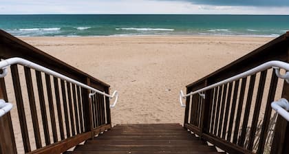 Chip's Haven at Misquamicut Beach, family-friendly cottage a block from the sand