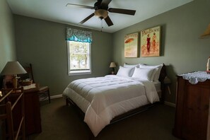 Room - Chip's Haven at Misquamicut Beach, family-friendly cottage a block from the sand (Westerly)