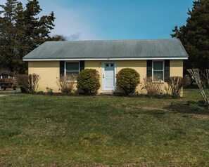 Exterior - Chip's Haven at Misquamicut Beach, family-friendly cottage a block from the sand (Westerly)