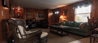 Chip's Haven at Misquamicut Beach, family-friendly cottage a block from the sand