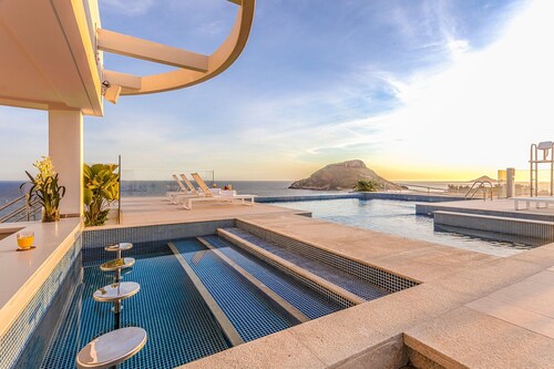 Elegant Beachfront Suite Perfect for a Romantic Getaway in Rio!