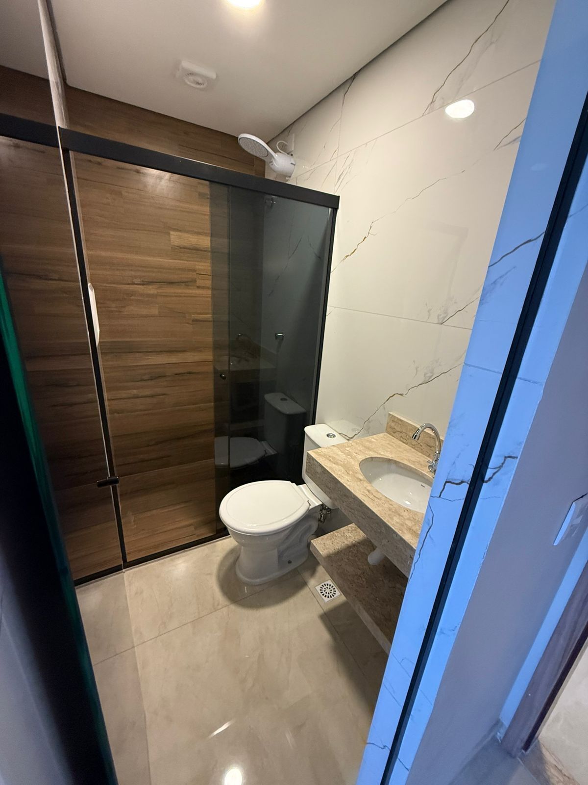 Buồng tắm vòi sen, đồ dùng nhà tắm miễn phí, máy sấy tóc, khăn tắm 