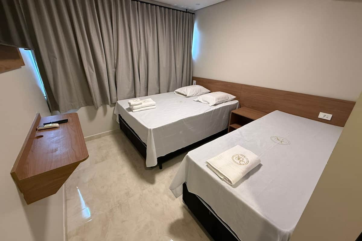 Habitación superior con 2 camas individuales | Escritorio y espacio para trabajar con un portátil