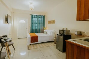 Room - Tropical Nest Arima Near Airport Self Check-In (Arima)