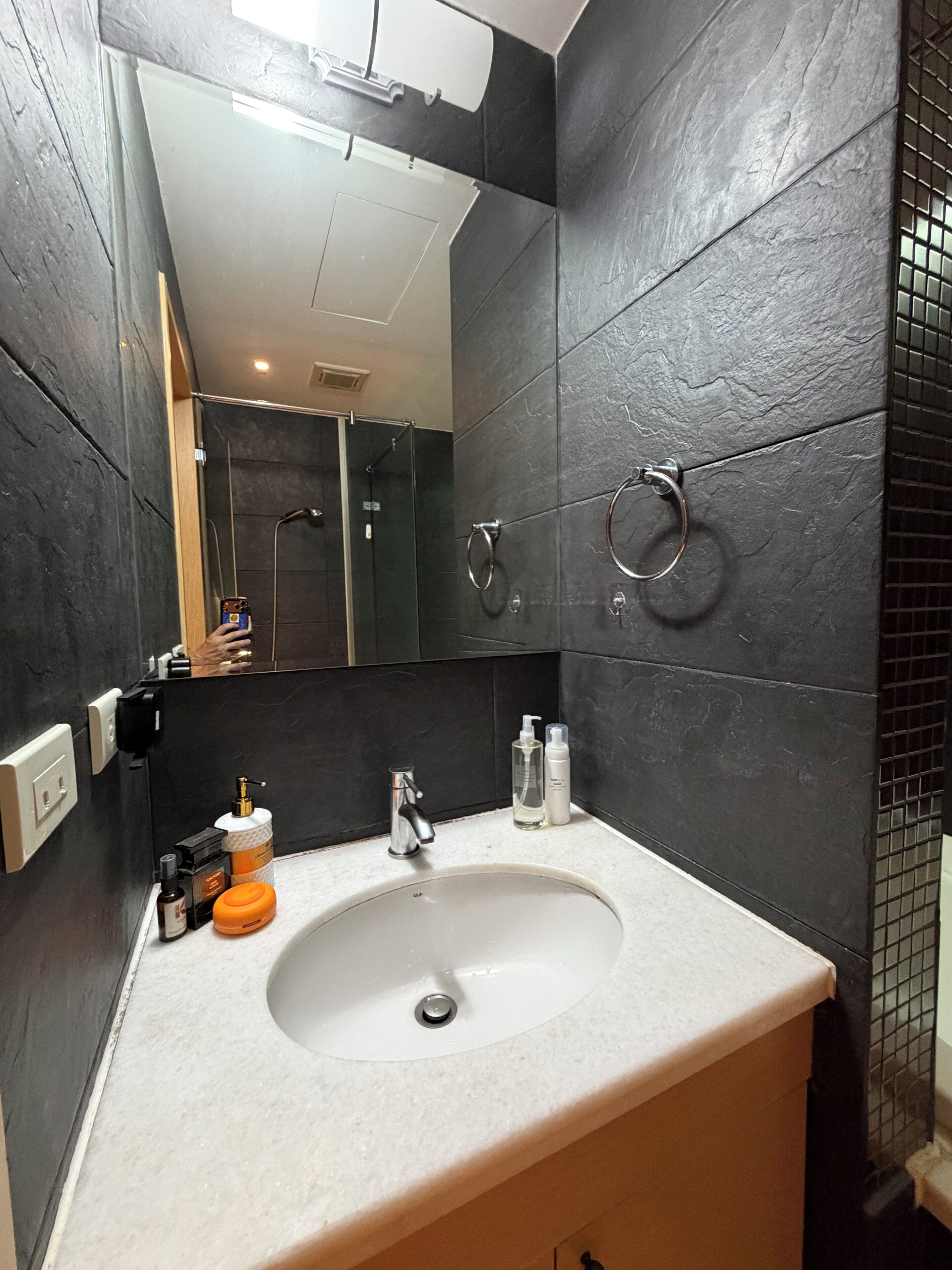 Villa Deluxe, vistas a la ciudad | Baño | Artículos de higiene personal gratuitos, toallas, jabón y champú