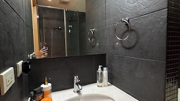 Villa Deluxe, vistas a la ciudad | Baño | Artículos de higiene personal gratuitos, toallas, jabón y champú
