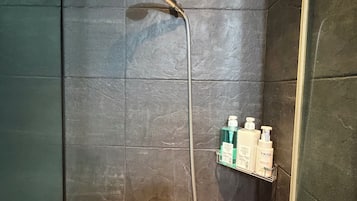 Villa Deluxe, vistas a la ciudad | Baño | Artículos de higiene personal gratuitos, toallas, jabón y champú