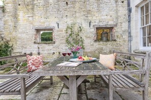Outdoor dining - The Courtyard House, Dorchester, sleeps 4 guests  in 2 bedrooms (Winterborne Came)