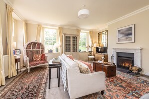 TV, fireplace, DVD player - The Courtyard House, Dorchester, sleeps 4 guests  in 2 bedrooms (Winterborne Came)