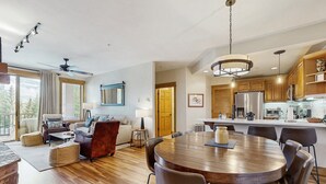 Un'ampia zona giorno con tavolo da pranzo, posti a sedere confortevoli, angolo cottura e un balcone con vista.