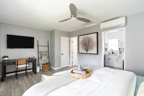 Cute Beach Cottage - Easy walk to Beach, Bay, More