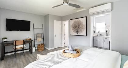 Cute Beach Cottage - Easy walk to Beach, Bay, More