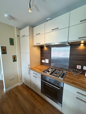 Private kitchen - House Sleeps 4 with Parking and Garden (Aberdeen)