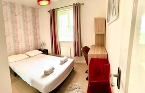 Room - House Sleeps 4 with Parking and Garden (Aberdeen)