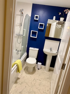 Bathroom - House Sleeps 4 with Parking and Garden (Aberdeen)