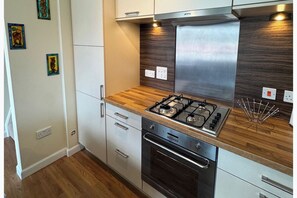 Private kitchen - House Sleeps 4 with Parking and Garden (Aberdeen)