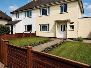 Exterior - House Sleeps 5 with Enclosed Garden (Sittingbourne)