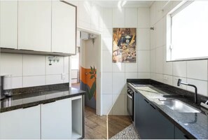 Frigorífico, microondas, horno y placa de cocina