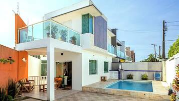 Una piscina al aire libre