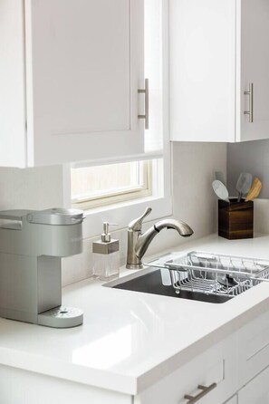 Wasserkocher mit Kaffee-/Teezubehör, Kühlschrank, Herdplatte
