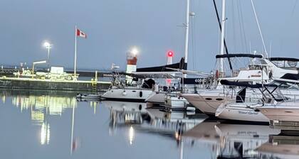 Cobourg Beach Retreat-Small Town Charm~VIA Rail~ 1Hr train to Down Town Toronto.