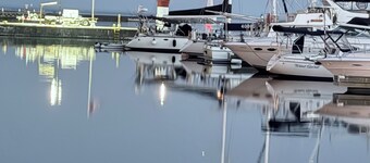 Cobourg Beach Retreat-Small Town Charm~VIA Rail~ 1Hr train to Down Town Toronto.