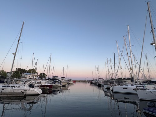 Cobourg Beach Retreat-Small Town Charm~VIA Rail~ 1Hr train to Downtown Toronto.