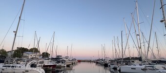 Cobourg Beach Retreat-Small Town Charm~VIA Rail~ 1Hr train to Downtown Toronto.