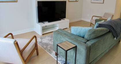 Cobourg Beach Retreat-Small Town Charm~VIA Rail~ 1Hr train to Down Town Toronto.