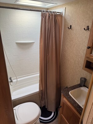 Serviettes fournies, papier toilette