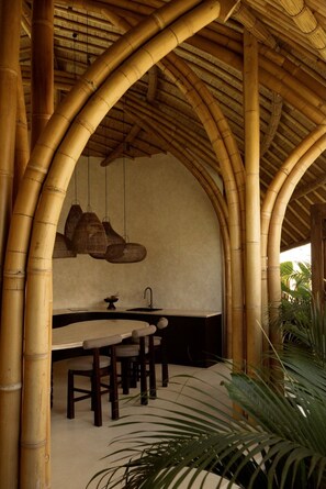 Villa de lujo, 2 habitaciones, alberca privada | Restaurantes
