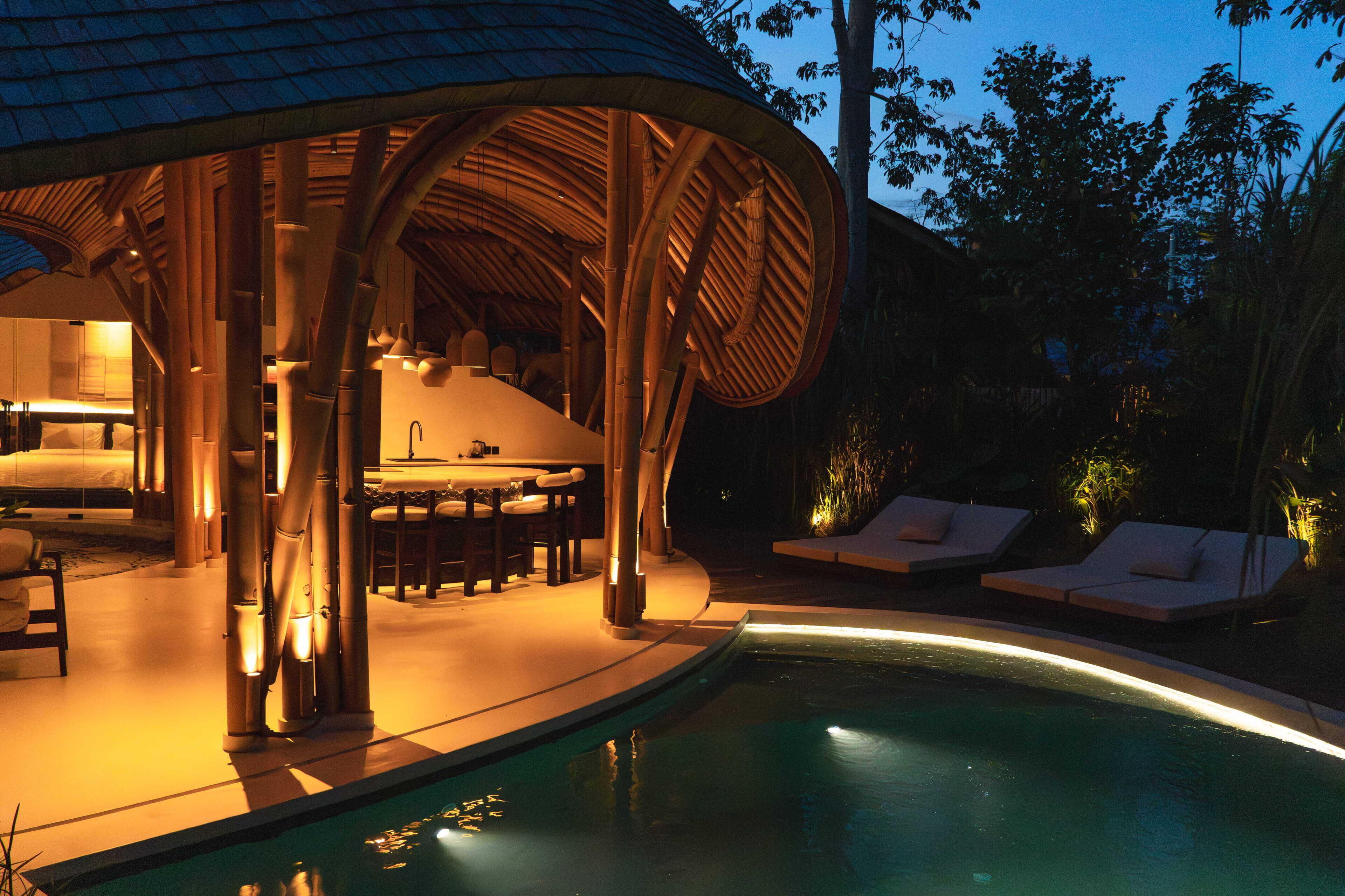 Une structure moderne, à ciel ouvert, dotée d’une piscine, d’un espace détente et d’un coin repas.