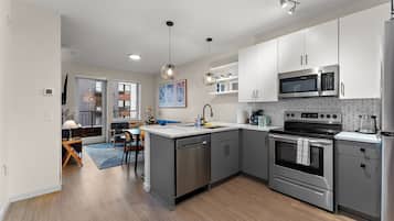 Réfrigérateur, four à micro-ondes, un four, surface de cuisson