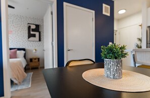 Schreibtisch, Bügeleisen/Bügelbrett, Reisekinderbett, WLAN