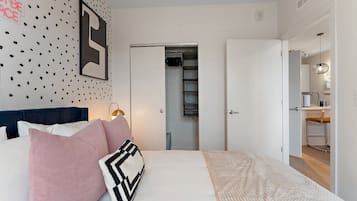 Schreibtisch, Bügeleisen/Bügelbrett, Reisekinderbett, WLAN