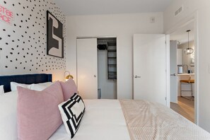 Schreibtisch, Bügeleisen/Bügelbrett, Reisekinderbett, WLAN