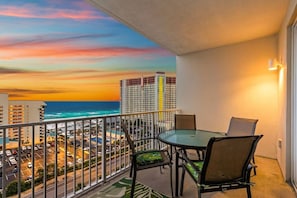 Outdoor dining - Resort Condo + Rooftop Pool | Walk to Beach (Panama City)