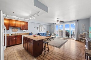 TV - Resort Condo + Rooftop Pool | Walk to Beach (Panama City)