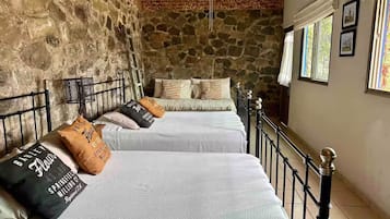 6 chambres, fer et planche à repasser, accès Internet, draps fournis