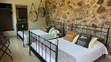 6 bedrooms, iron/ironing board, internet, bed sheets