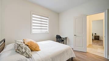 4 bedrooms, desk, iron/ironing board, WiFi