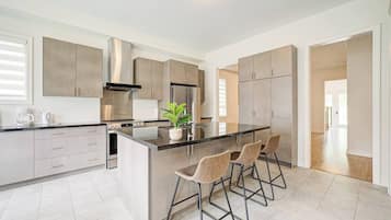Fridge, microwave, stovetop, dishwasher