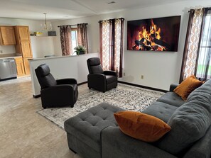 Living area - Cozy 3-bedroom bungalow in Fort Wayne (Fort Wayne)
