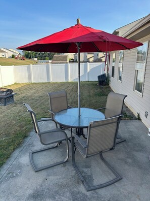 Outdoor dining - Cozy 3-bedroom bungalow in Fort Wayne (Fort Wayne)